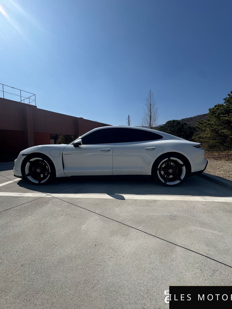 Porsche Taycan 2022 — миниатюра 3
