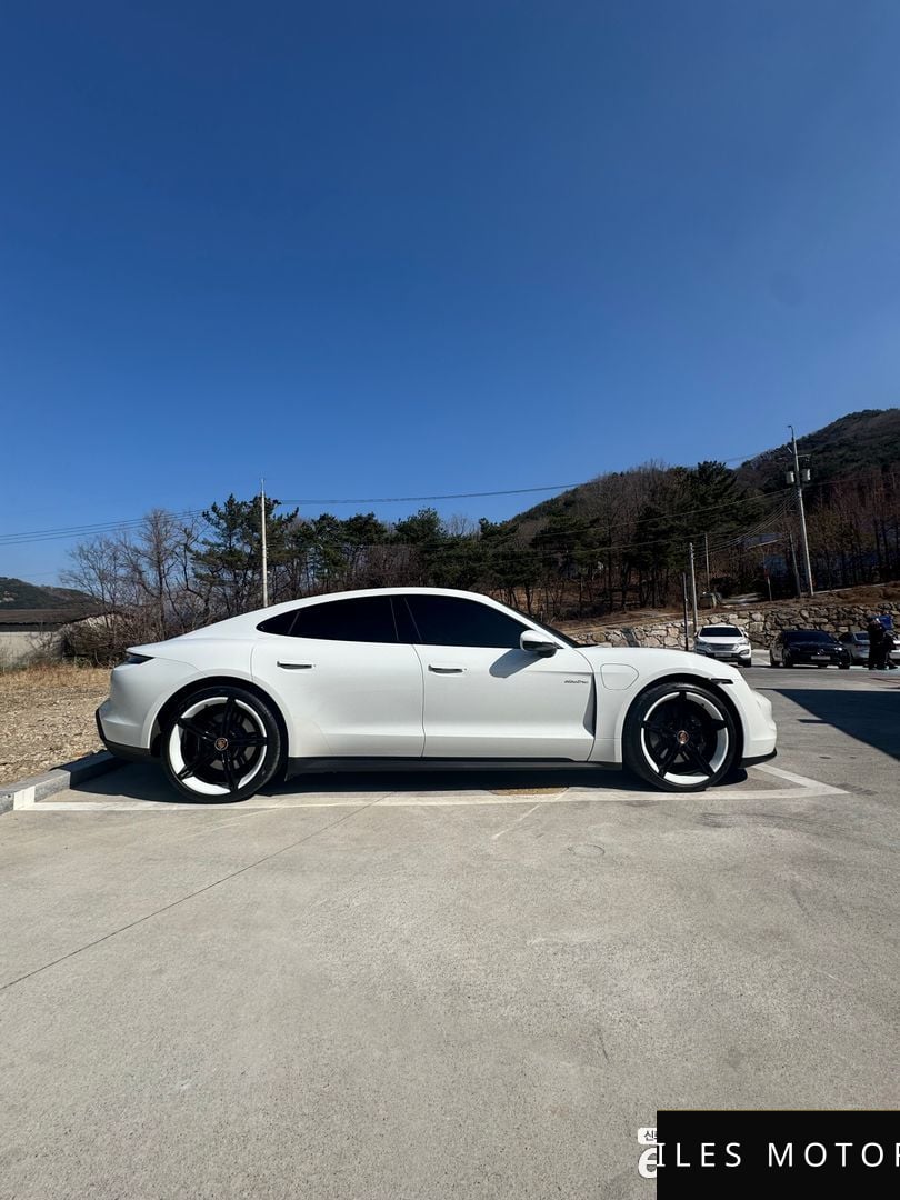 Porsche Taycan 2022 — миниатюра 4