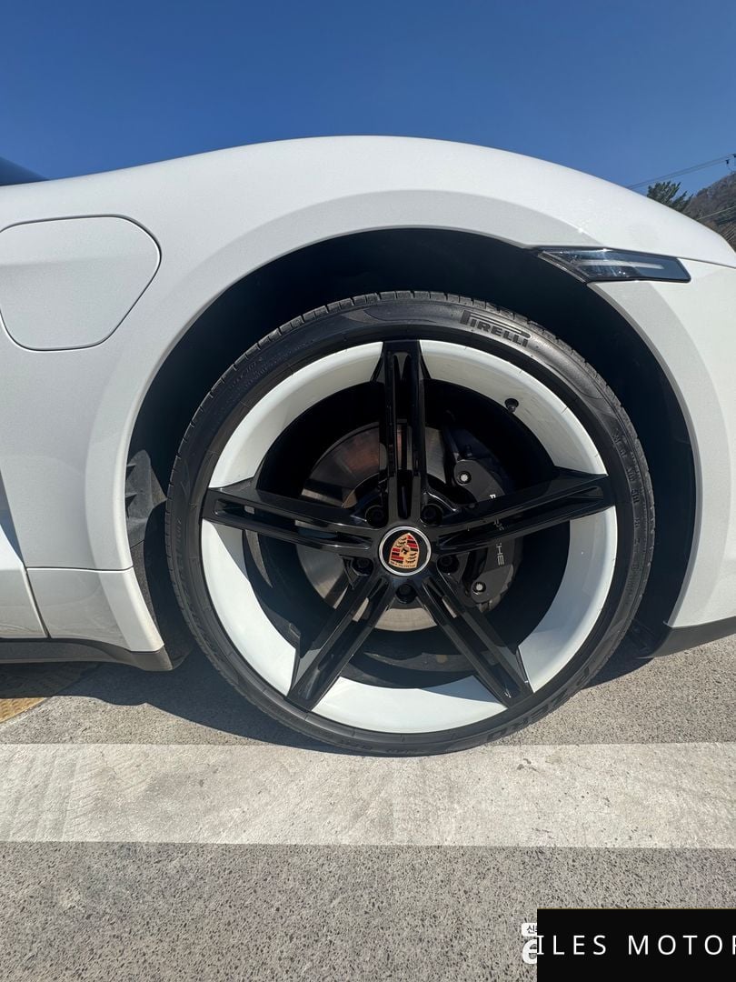 Porsche Taycan 2022 — миниатюра 5