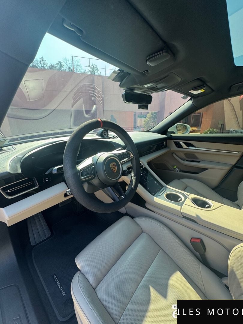 Porsche Taycan 2022 — миниатюра 8