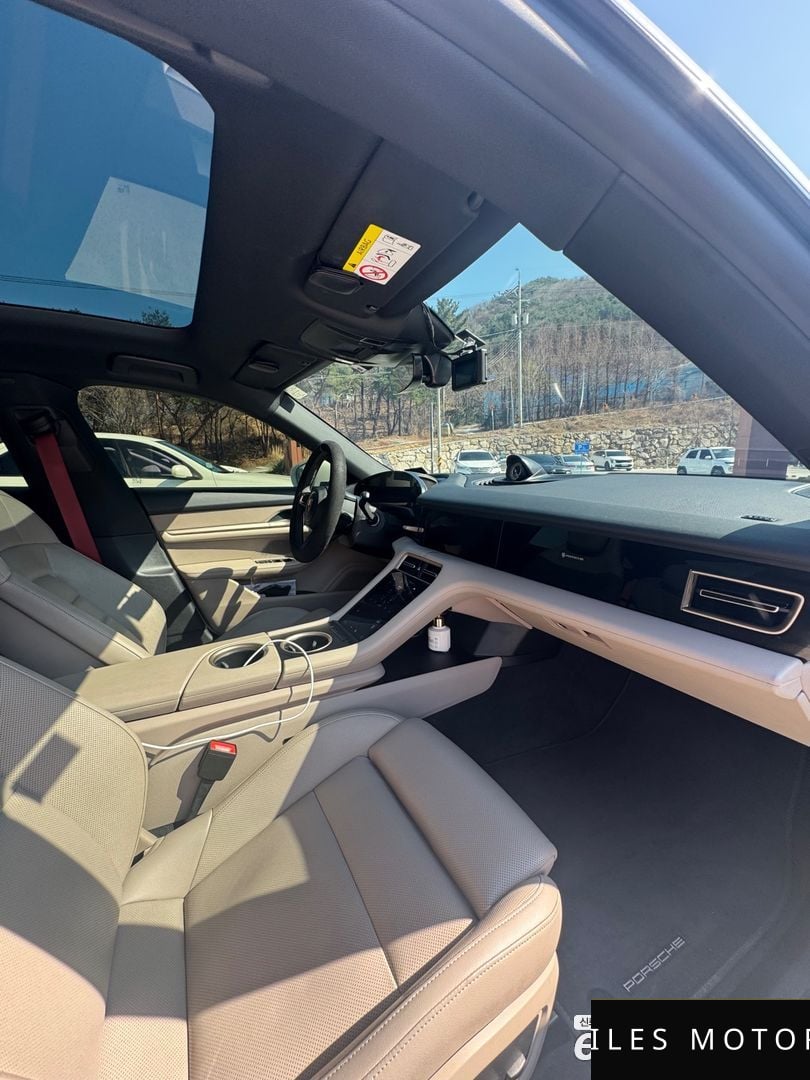 Porsche Taycan 2022 — миниатюра 9