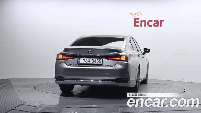 Лексус ES300h 2019 — миниатюра 4