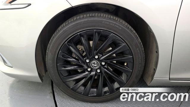Лексус ES300h 2019 — миниатюра 5