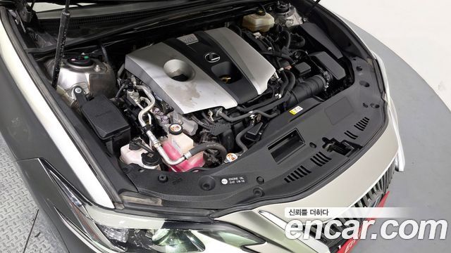 Лексус ES300h 2019 — миниатюра 6