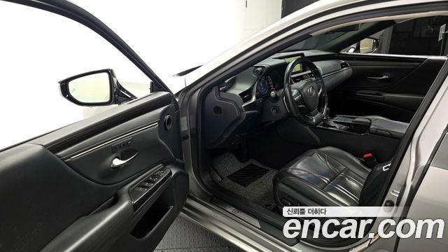 Лексус ES300h 2019 — миниатюра 10
