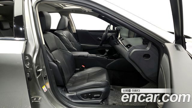 Лексус ES300h 2019 — миниатюра 11