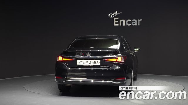 Лексус ES300h 2023 — миниатюра 4