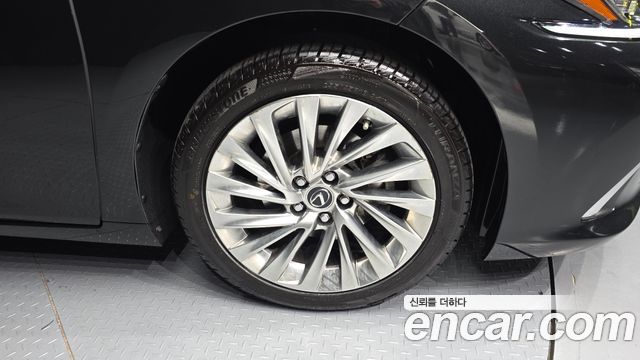 Лексус ES300h 2023 — миниатюра 5