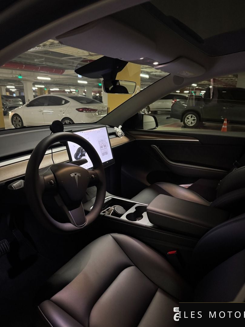Tesla 모델 Y 2025 — миниатюра 5