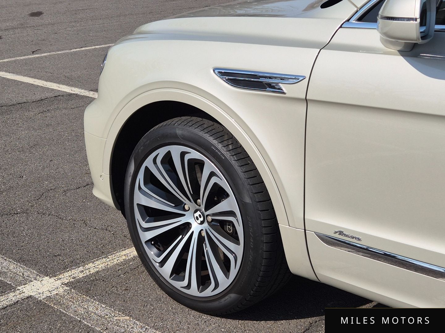 Bentley Bentayga 2023 — миниатюра 5
