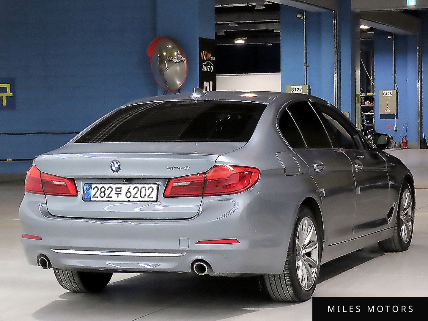 BMW 5 Series (G30) 2018 — миниатюра 3