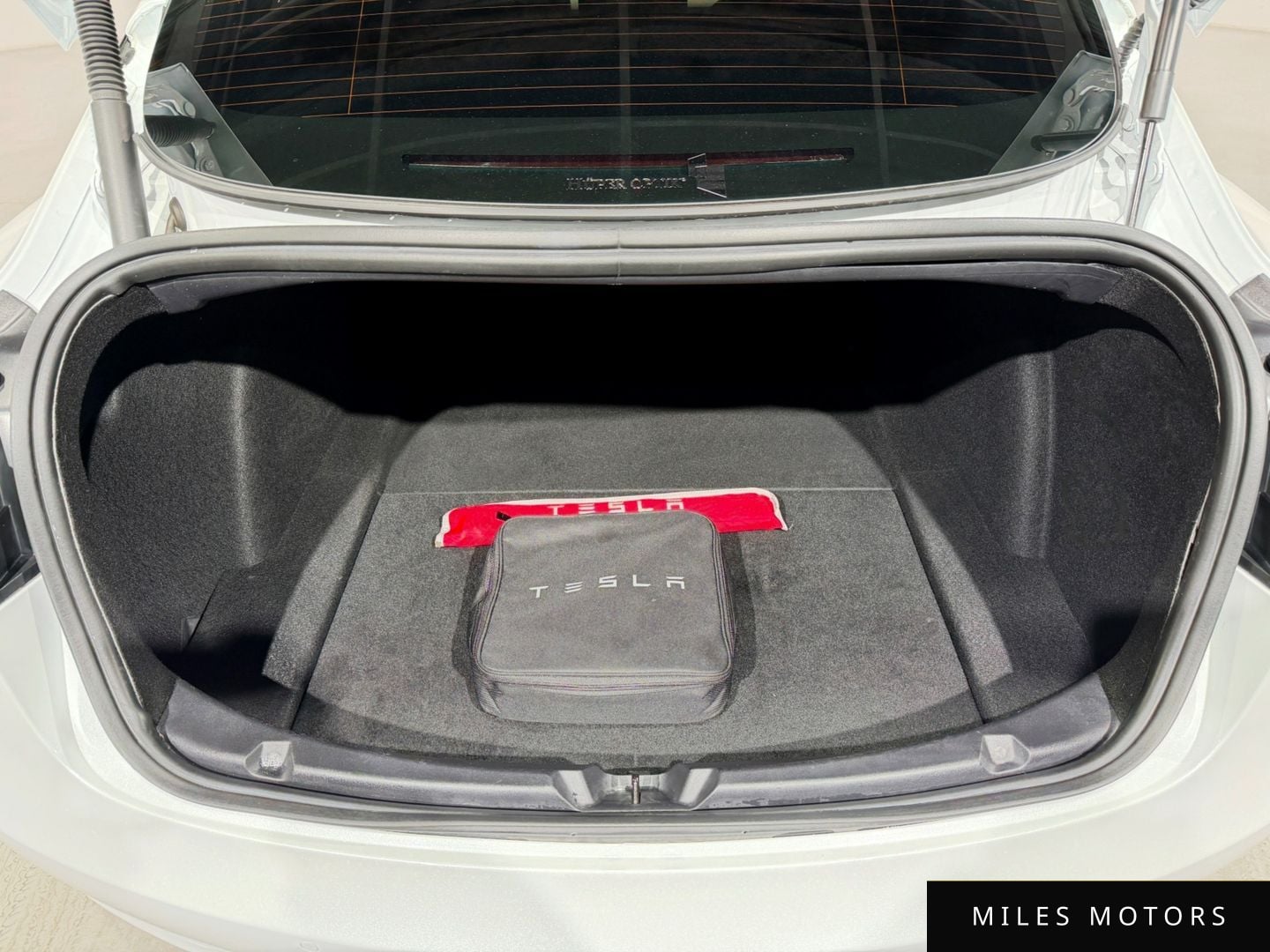 Tesla 모델 3 2022 — миниатюра 9