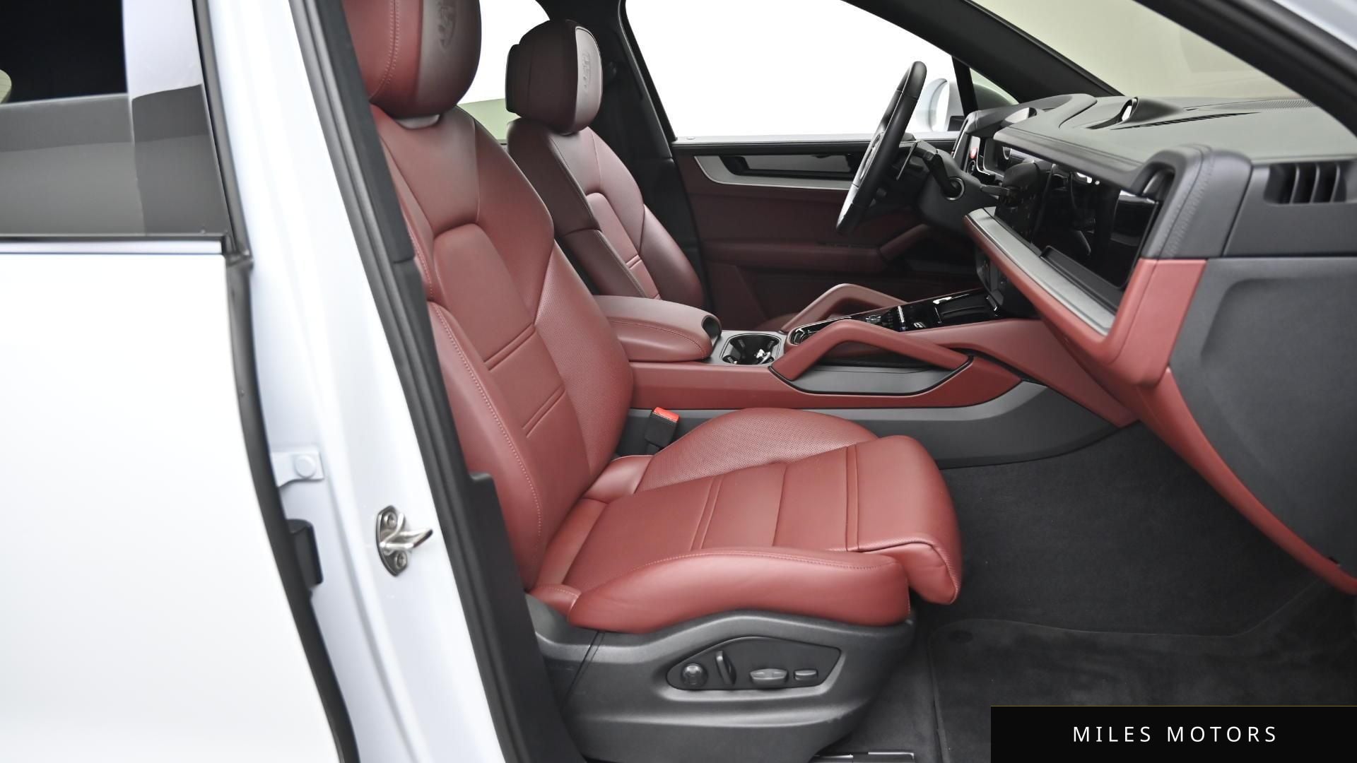 Porsche Cayenne 2025 — миниатюра 10