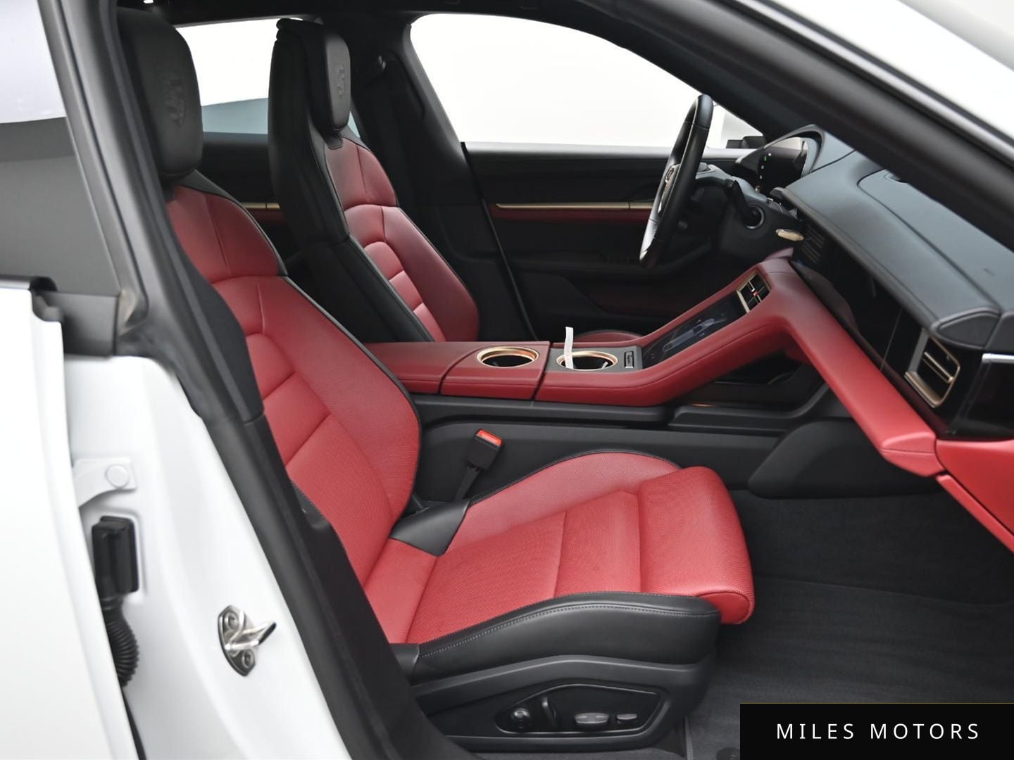 Porsche Taycan 2025 — миниатюра 10