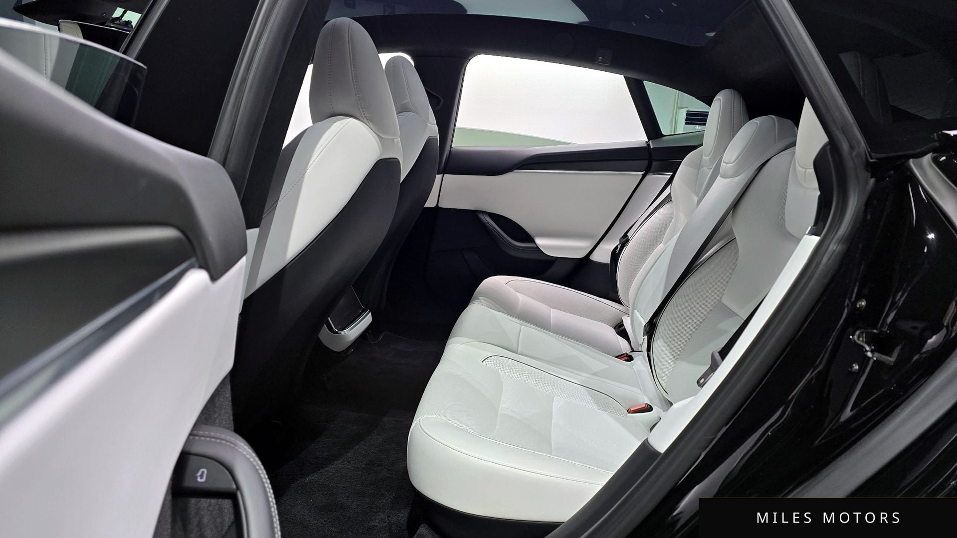 Tesla Model S 2023 — миниатюра 12
