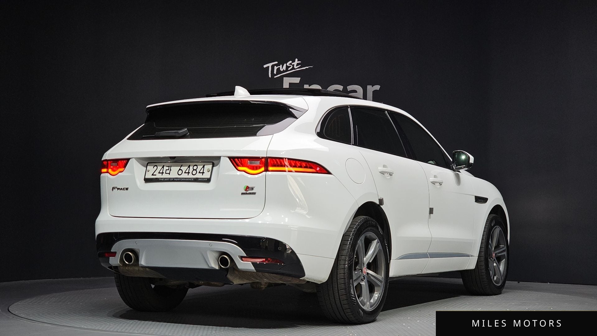 Jaguar F-PACE 2017 — миниатюра 2