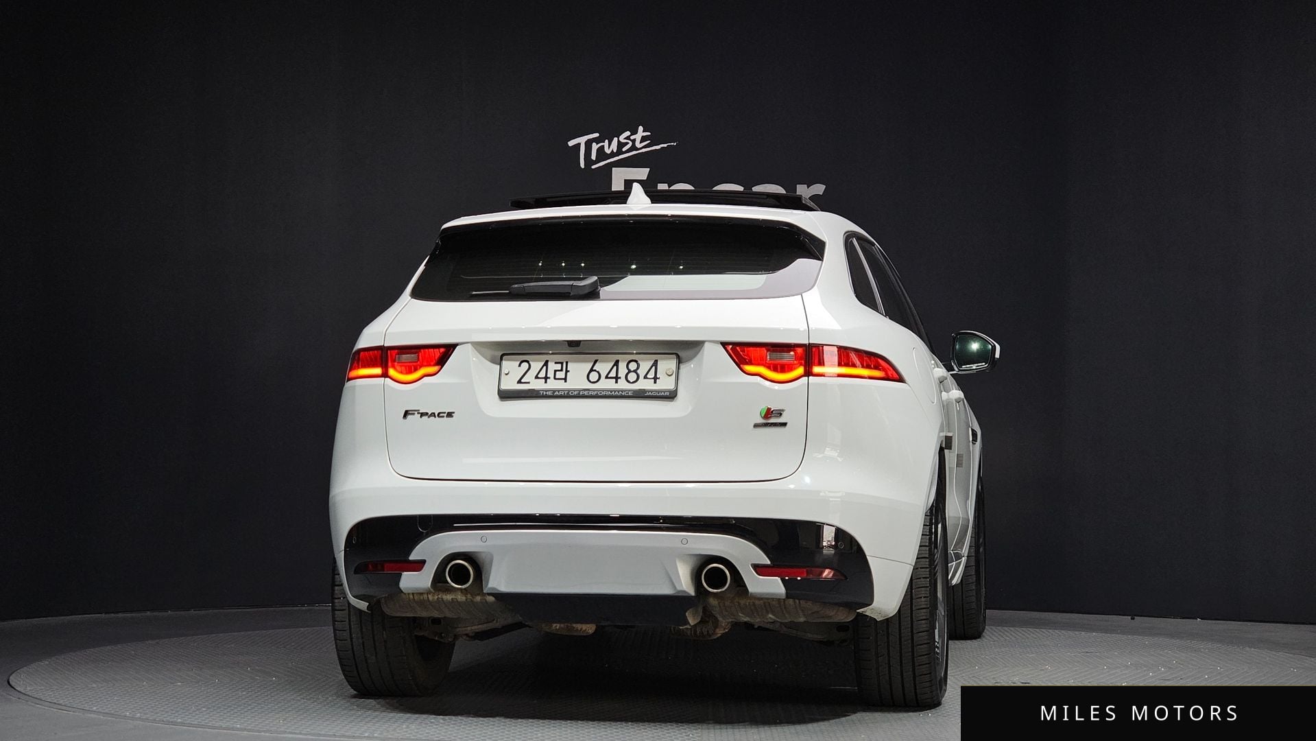 Jaguar F-PACE 2017 — миниатюра 4