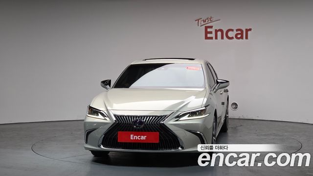 Лексус ES300h 2019 — миниатюра 2