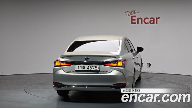 Лексус ES300h 2019 — миниатюра 3
