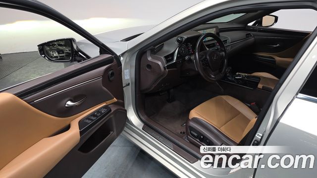 Лексус ES300h 2019 — миниатюра 9