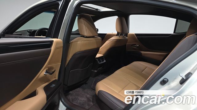Лексус ES300h 2019 — миниатюра 11