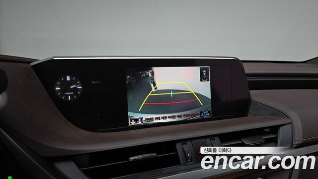 Лексус ES300h 2019 — миниатюра 16