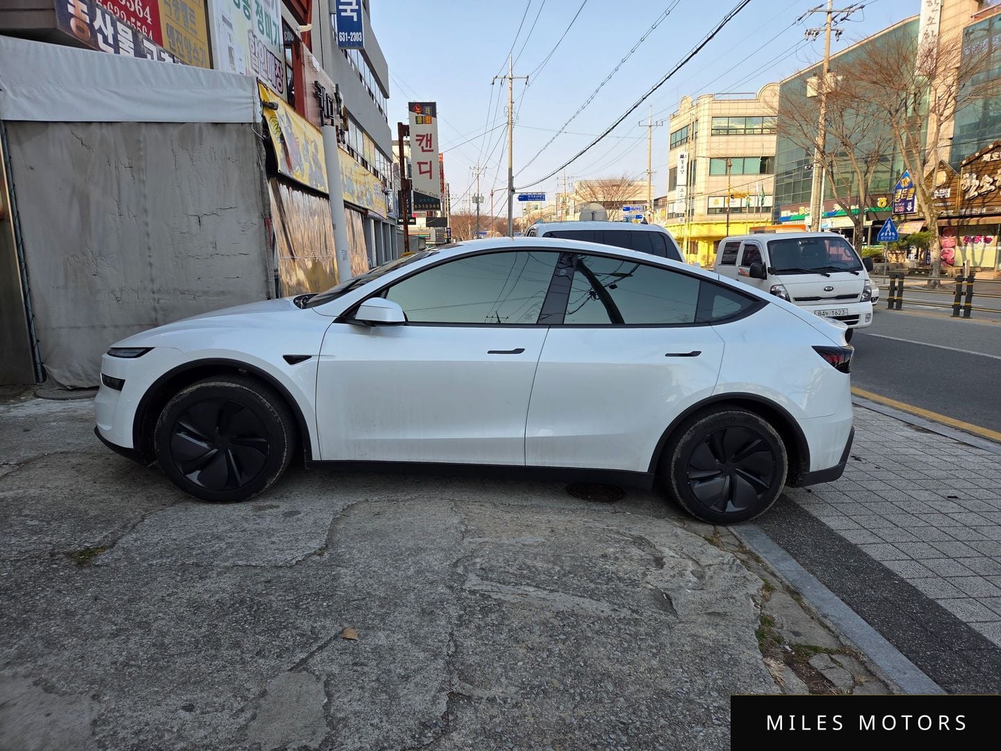Tesla Model Y 2025 — миниатюра 5