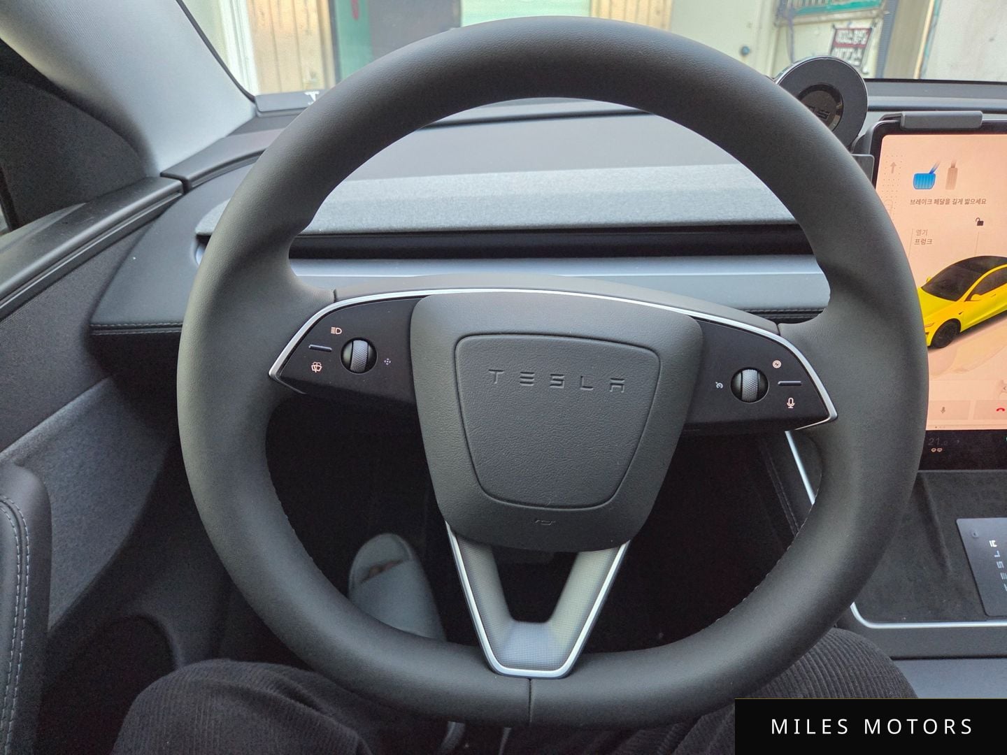 Tesla Model Y 2025 — миниатюра 10