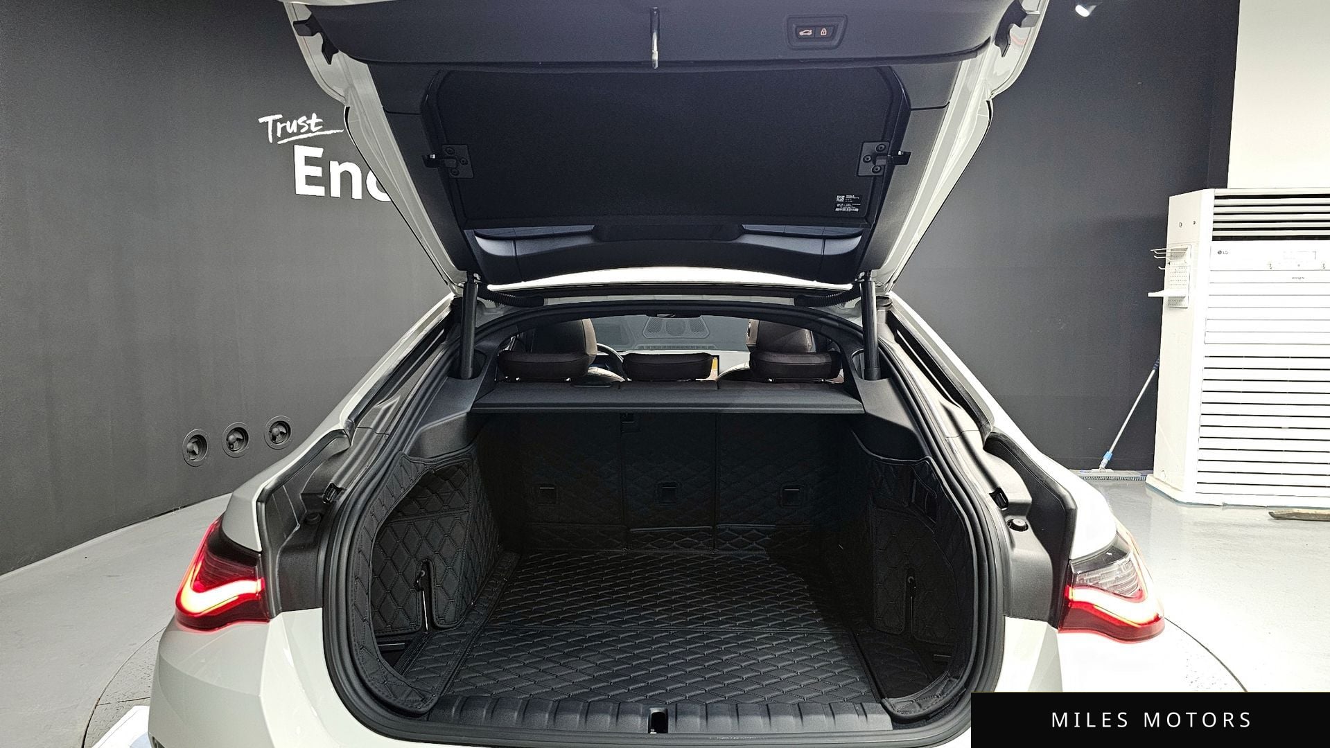 BMW i4 2023 — миниатюра 20