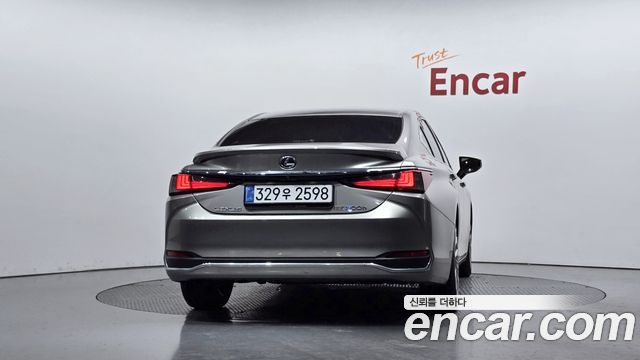 Лексус ES300h 2021 — миниатюра 3