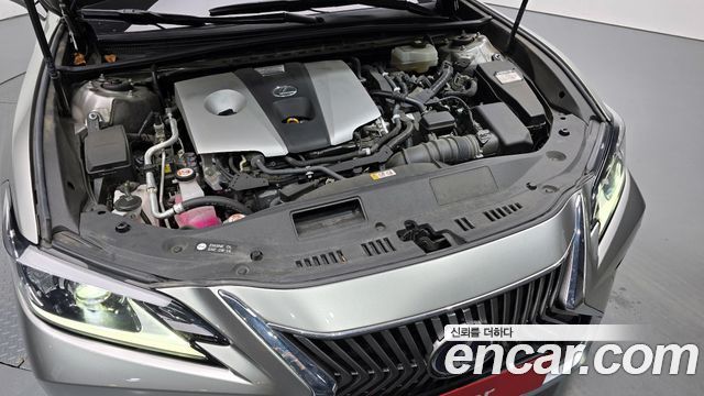 Лексус ES300h 2021 — миниатюра 5