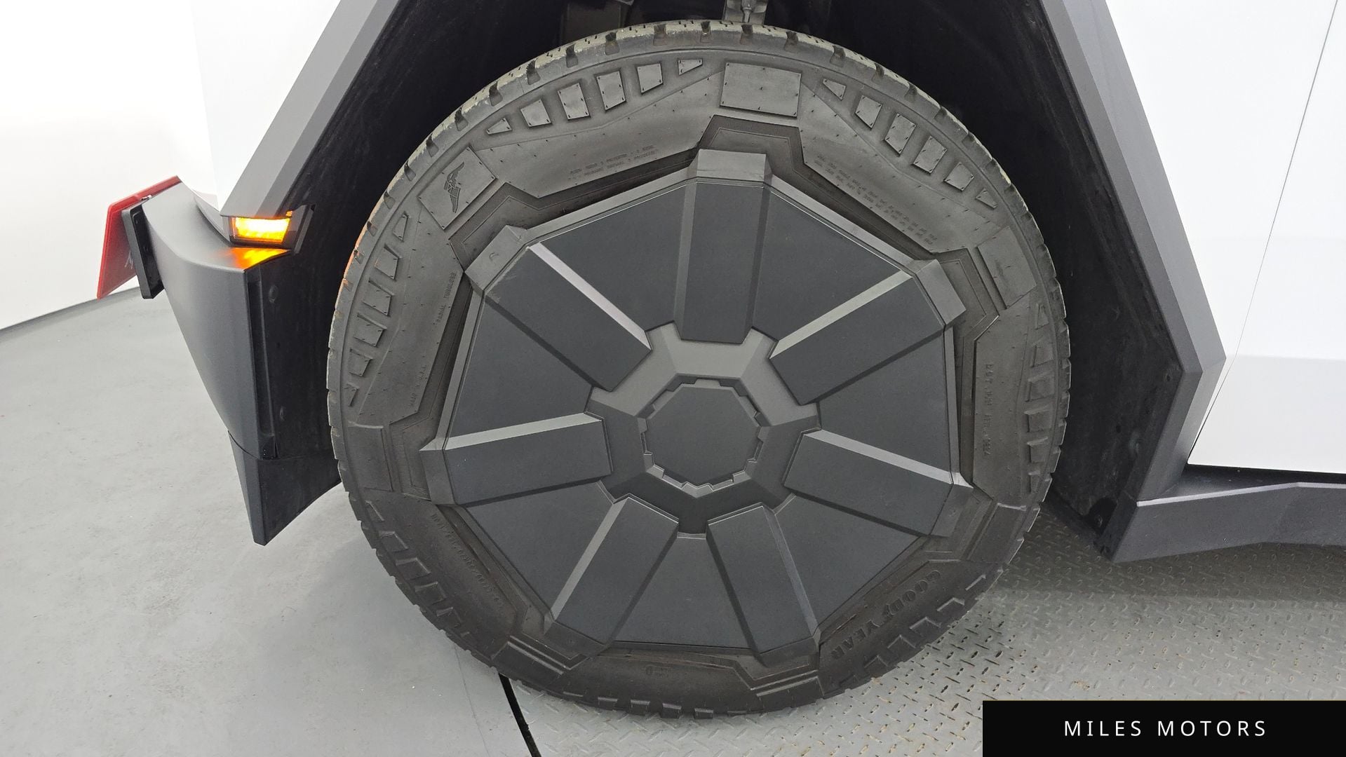 Tesla Cybertruck 2024 — миниатюра 5