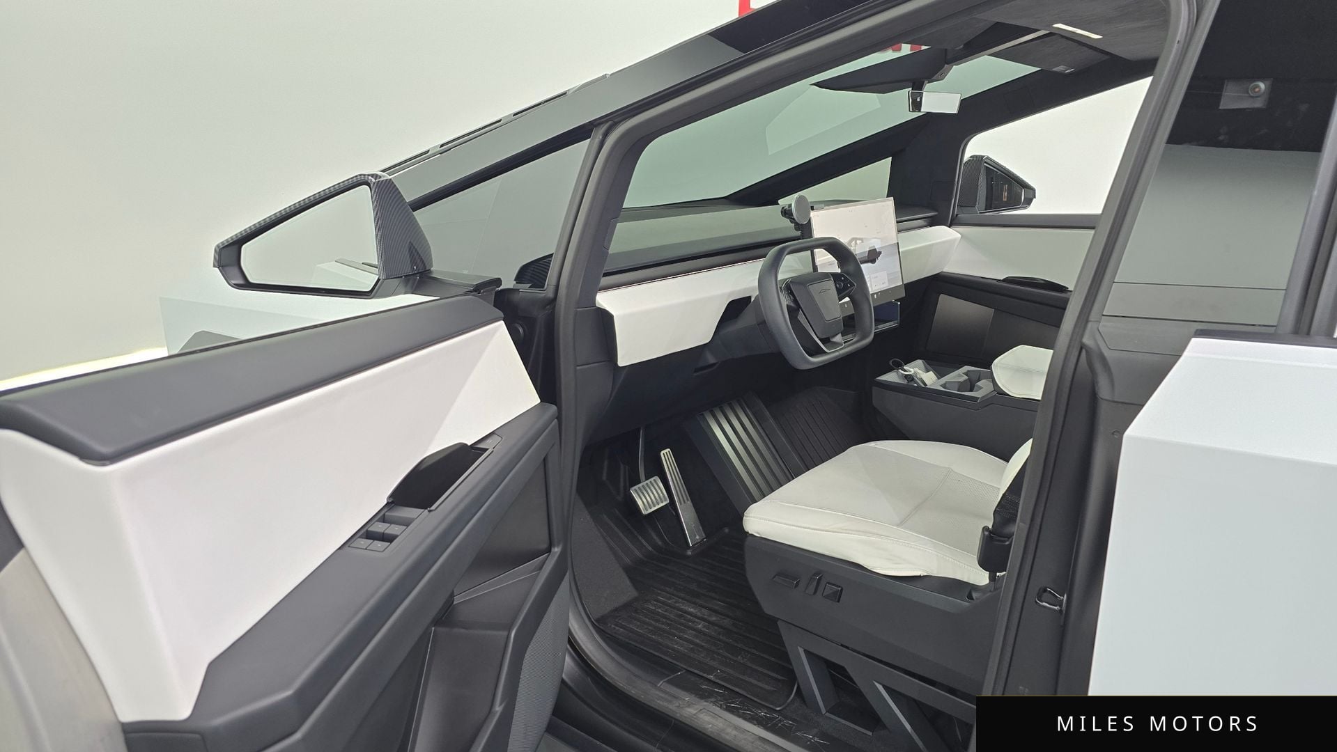 Tesla Cybertruck 2024 — миниатюра 10