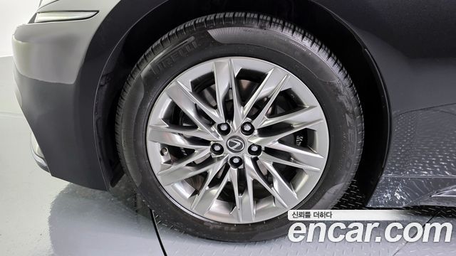 Лексус LS500h 2018 — миниатюра 5