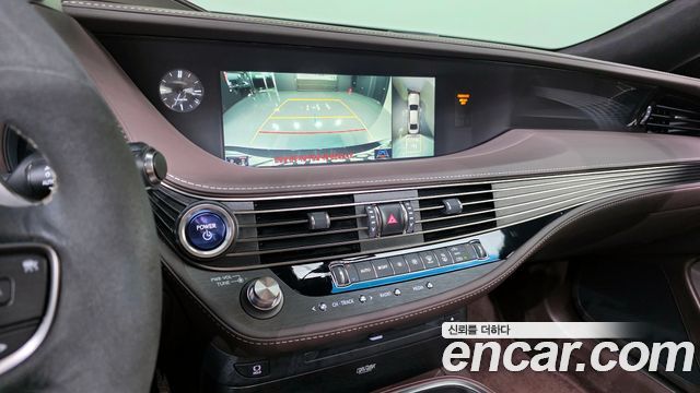 Лексус LS500h 2018 — миниатюра 16