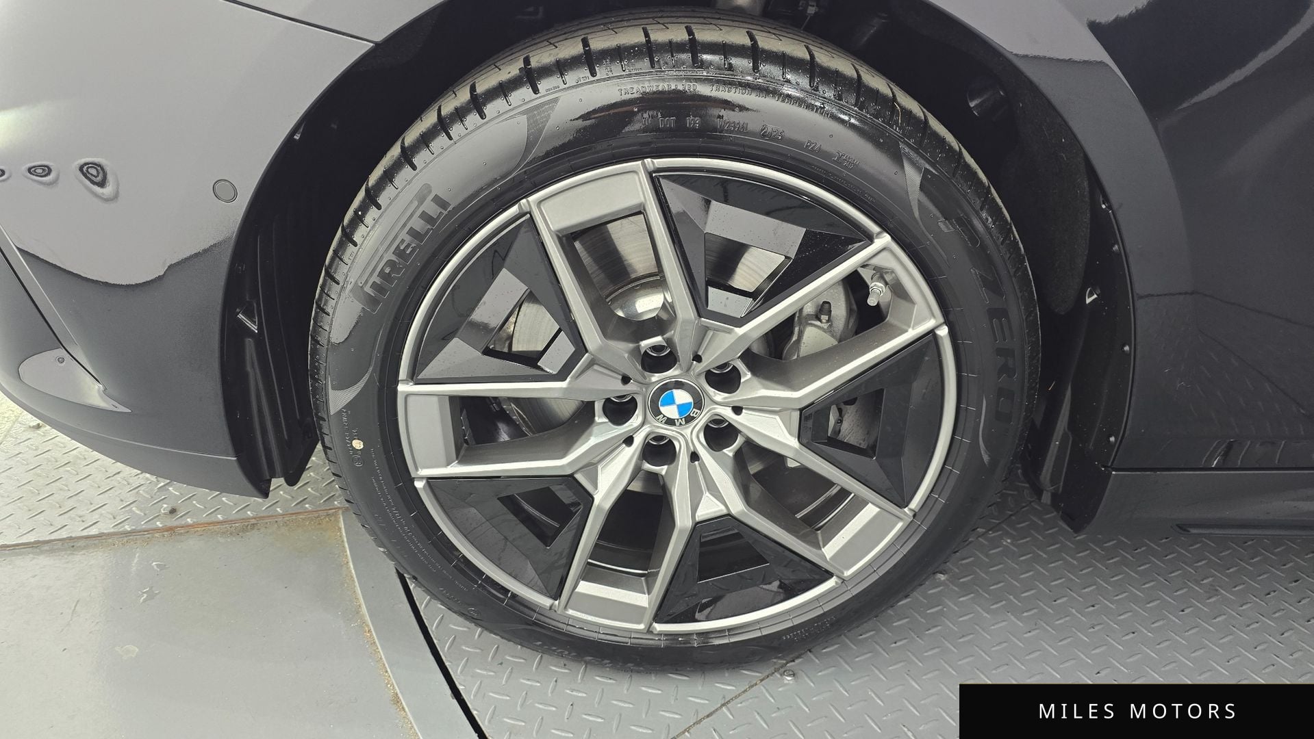 BMW 5 Series (G60) 2025 — миниатюра 5
