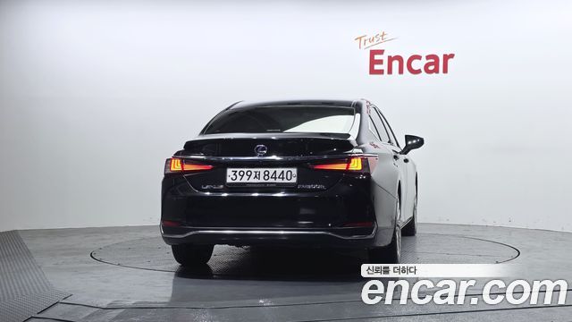 Лексус ES300h 2019 — миниатюра 4