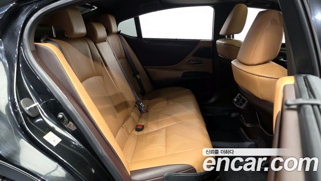 Лексус ES300h 2019 — миниатюра 12