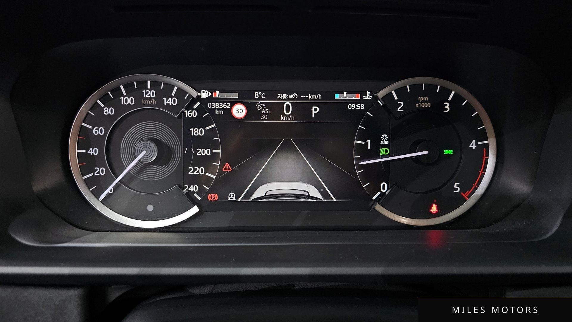 Land Rover Discovery 2023 — миниатюра 8
