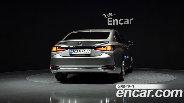 Лексус ES300h 2024 — миниатюра 4
