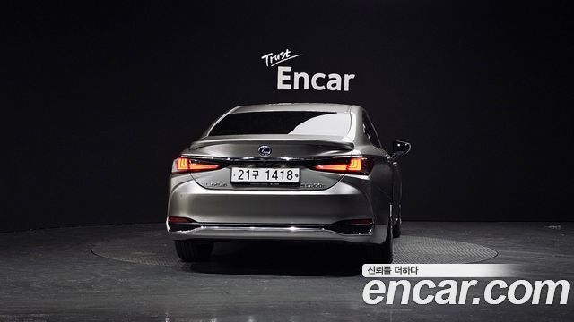 Лексус ES300h 2019 — миниатюра 4