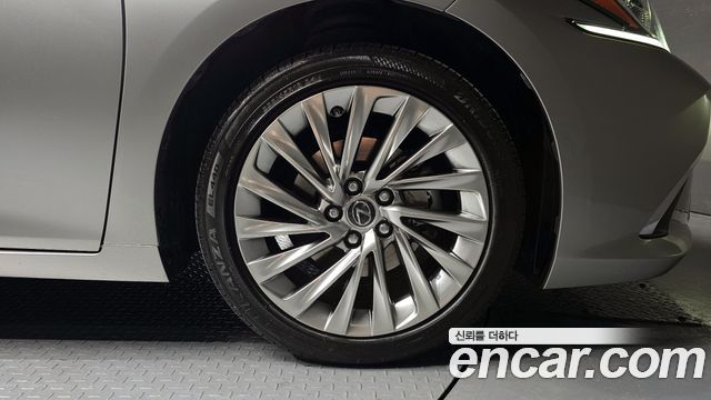 Лексус ES300h 2019 — миниатюра 5