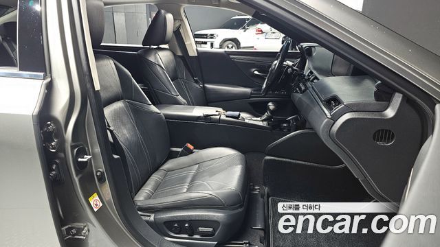 Лексус ES300h 2019 — миниатюра 10
