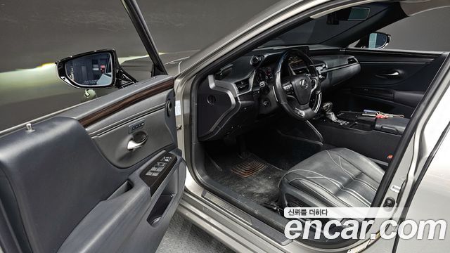Лексус ES300h 2019 — миниатюра 11