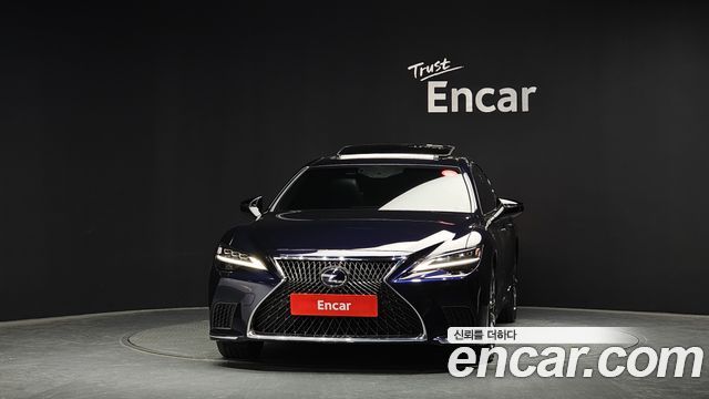 Лексус LS500h 2022 — миниатюра 3