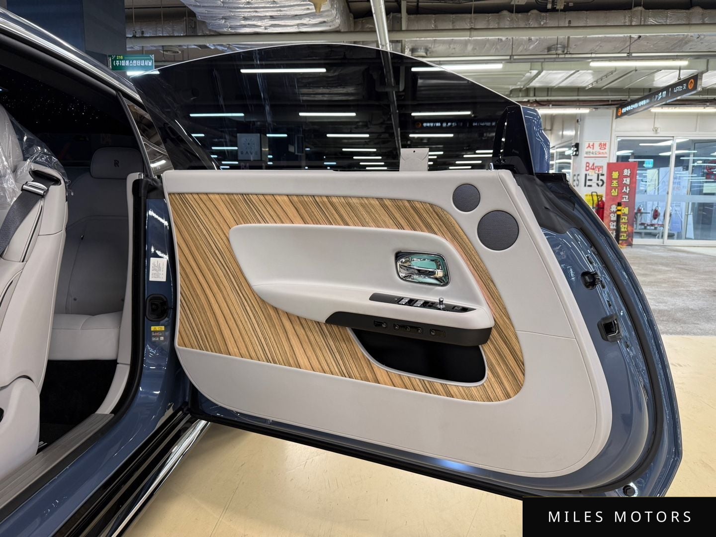 Rolls-Royce 스펙터 2024 — миниатюра 10