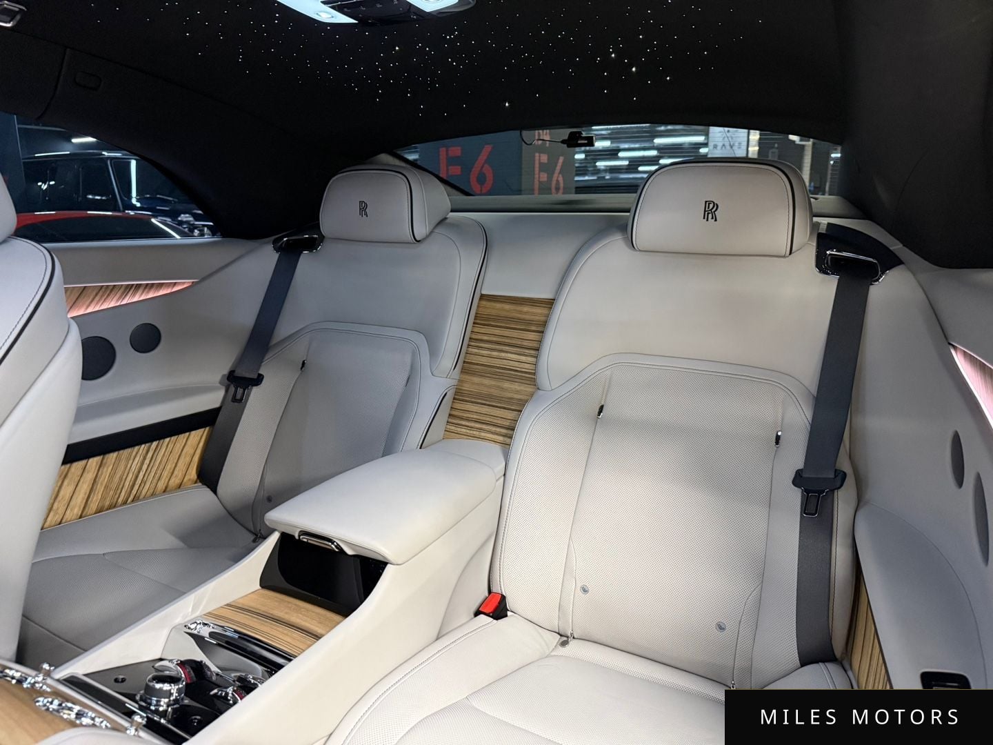 Rolls-Royce 스펙터 2024 — миниатюра 17