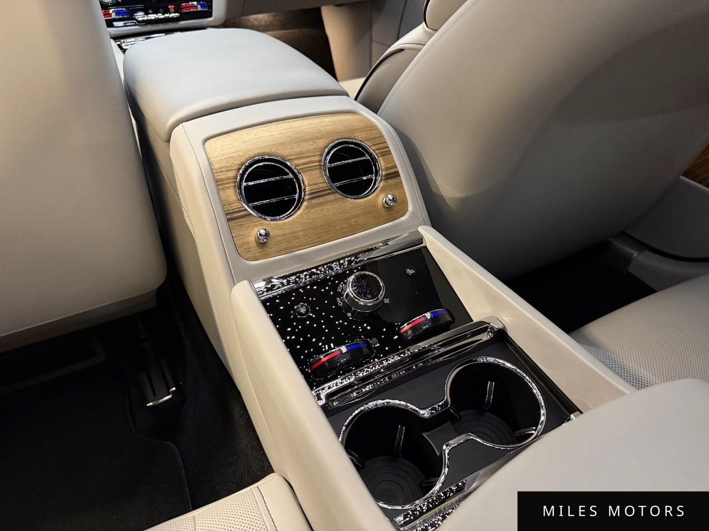 Rolls-Royce 스펙터 2024 — миниатюра 18