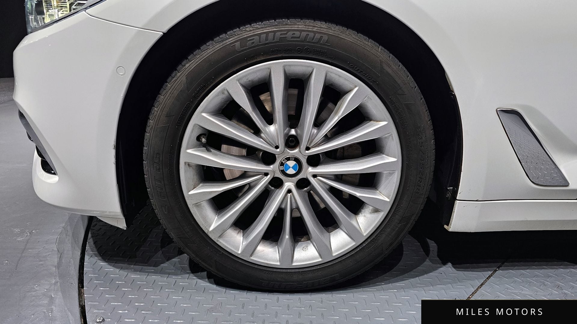 BMW 5 Series (G30) 2019 — миниатюра 5