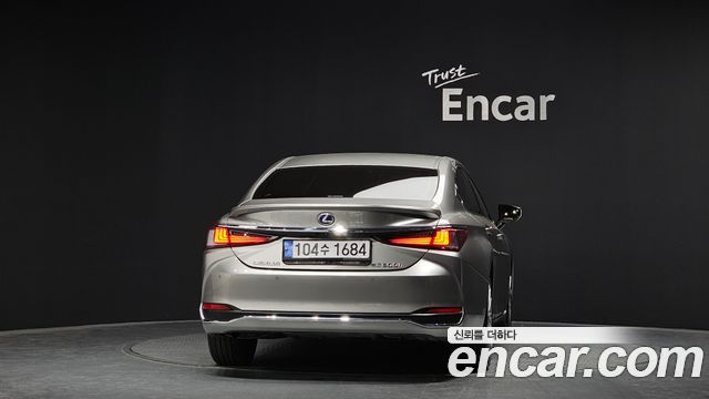 Лексус ES300h 2022 — миниатюра 4